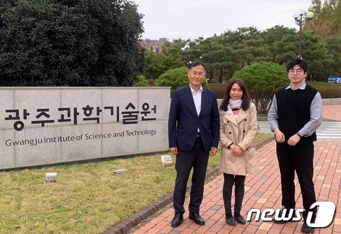 이흥노 지스트 블록체인인터넷경제연구센터장(왼쪽)과 스위스 아시아 크립토 얼라이언스(SACA) 이주희 대표(가운데)가 블록체인 전문가 상호 교류를 위한 양해각서 체결 후 기념촬영을 하고 있다.(지스트 제공)2021.6.3/뉴스1 ⓒ News1