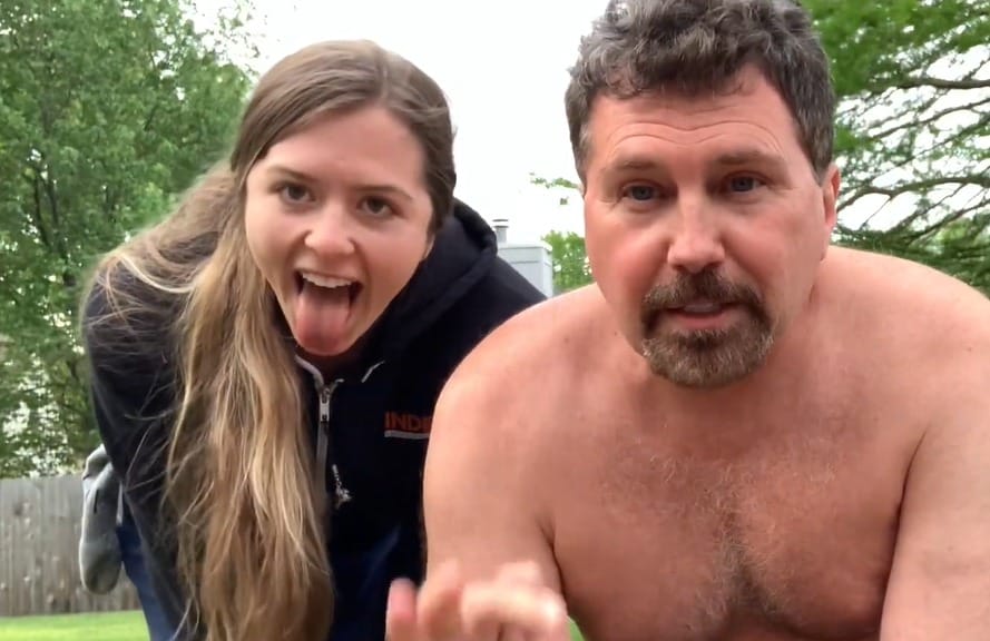 유튜브에서 인연을 맺은 뒤 단 3번의 만남으로 28세 나이 차를 극복하고 결혼한 사라 핸더슨(왼쪽), 남편 다린. (사라앤다린 유튜브 갈무리) ⓒ 뉴스1