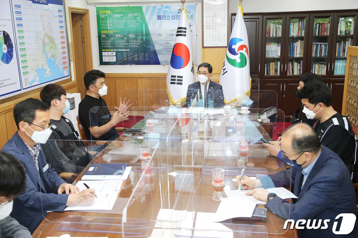 창원시는 플랫폼 배달노동자 산재보험료 지원사업을 시행한다 사진은 지난 25일 열린 배달노동자와의 현장소통 간담회 모습ⓒ 뉴스1