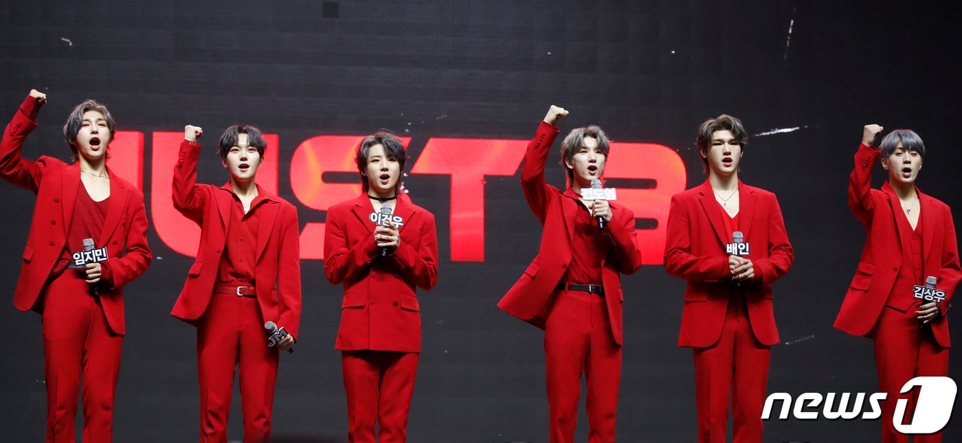 6인조 신인 그룹 저스트비(JUST B)가 30일 서울 광진구 예스24라이브홀에서 열린 첫 번째 미니앨범 ‘JUST BURN’ 발매 기념 쇼케이스에 참석해 힘찬 인사를 하고 있다. 2021.6.30/뉴스1 ⓒ News1 권현진 기자