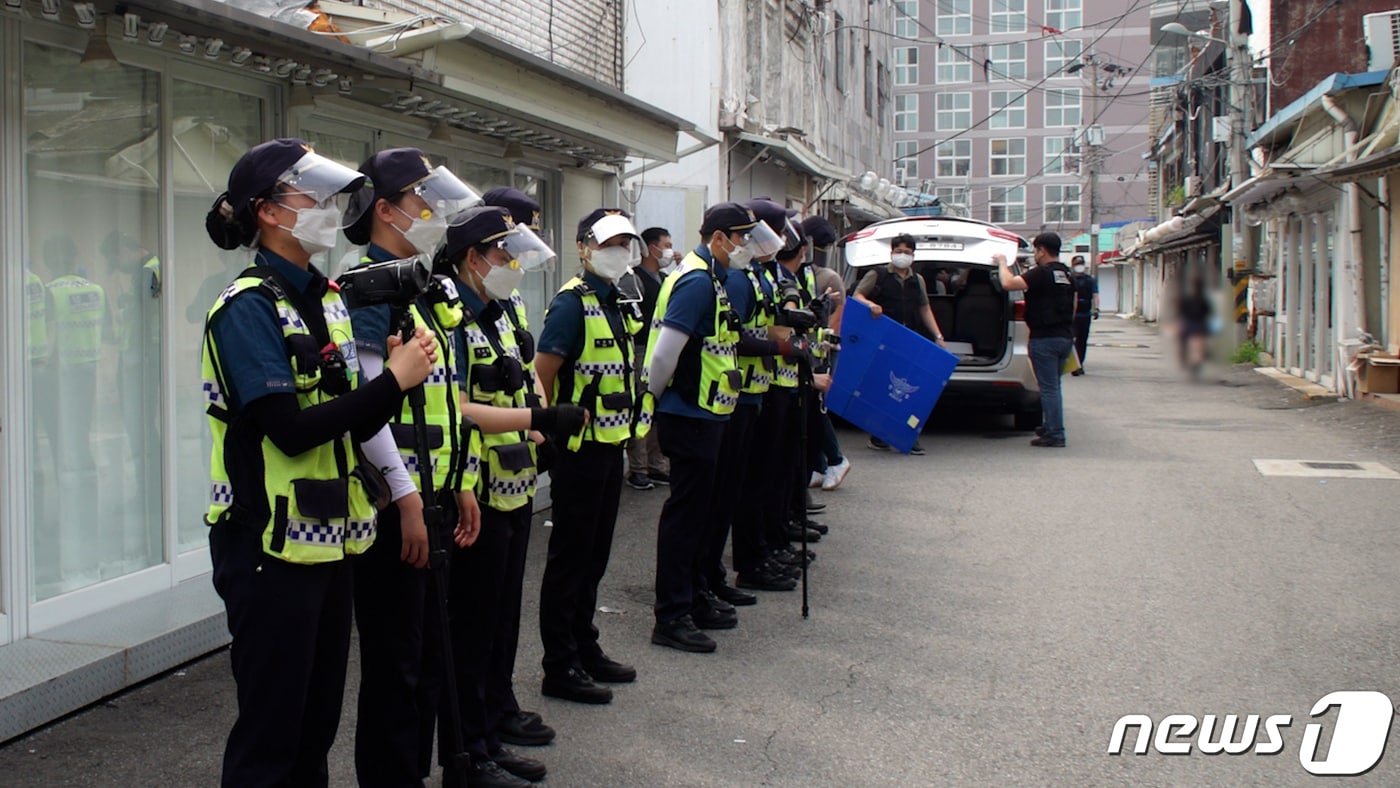 지난 6월30일 경기 평택시 평택역 인근 성매매업소 집결지 압수수색 모습. ⓒ 뉴스1