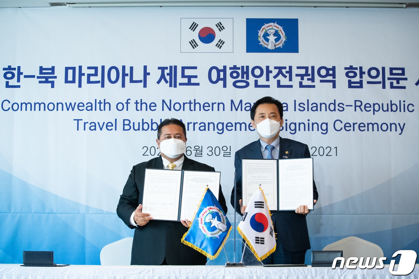 황성규 국토교통부 제2차관(오른쪽)과 토레스 안토니 데 레온 구에레로 북마리아나 주지사가 30일 서울 중구 롯데호텔에서 열린 한-북 마리아나 제도 여행안전권역 합의문 서명식에서 서명을 마친 합의문을 들고 포즈를 취하고 있다. 국토교통부는 이날 사이판과 '트래블 버블' 합의문에 서명했다. 트래블 버블이란 방역관리에 대한 신뢰가 확보된 국가간 격리를 면제, 자유로운 여행을 허용하는 것을 뜻한다. 2021.6.30/뉴스1 ⓒ News1 유승관 기자