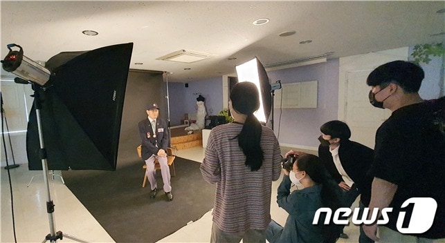 국가유공자 영웅사진 촬영 재능기부 봉사활동.(한강미디어고 제공)/뉴스1 ⓒ 뉴스1