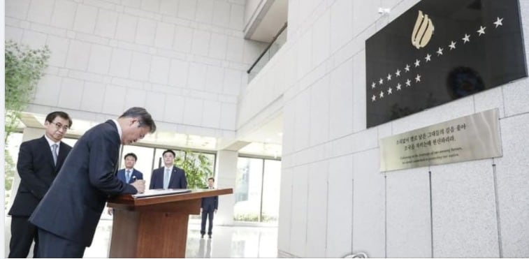 문재인 대통령이 4일, 국정원 '이름없는 별' 추모공간을 찾아 방명록에 서명하고 있다. 문 대통령은 나라를 위해 헌신하다가 하늘의 별이 된 고인들을 위로하고 애국심에 고개 숙였다. (청와대 제공) ⓒ 뉴스1