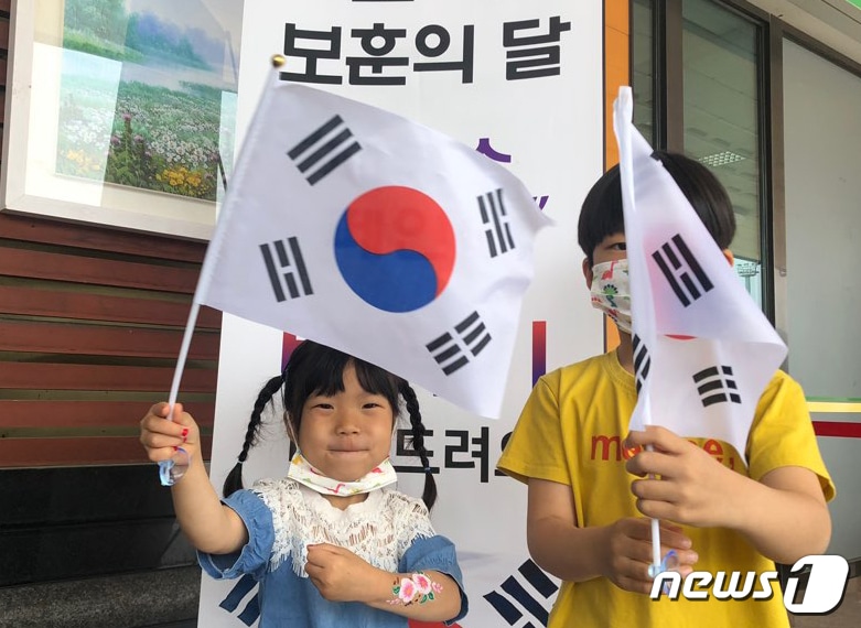 칠곡휴게소는 5일 호국보훈의달 맞아 태극기 나눠주기 등의 이벤트를 벌였다. (칠곡휴게소 제공) 2021.6.5/ⓒ 뉴스1