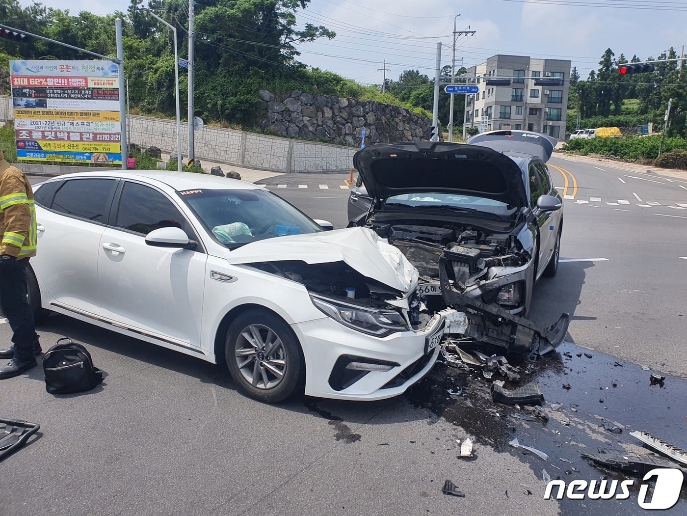 5일 오후 1시42분쯤 제주 서귀포 안덕면 일주서로 교차로에서 K5와 싼타페가 충돌했다.(제주서부소방서 제공)2021.6.5/뉴스1