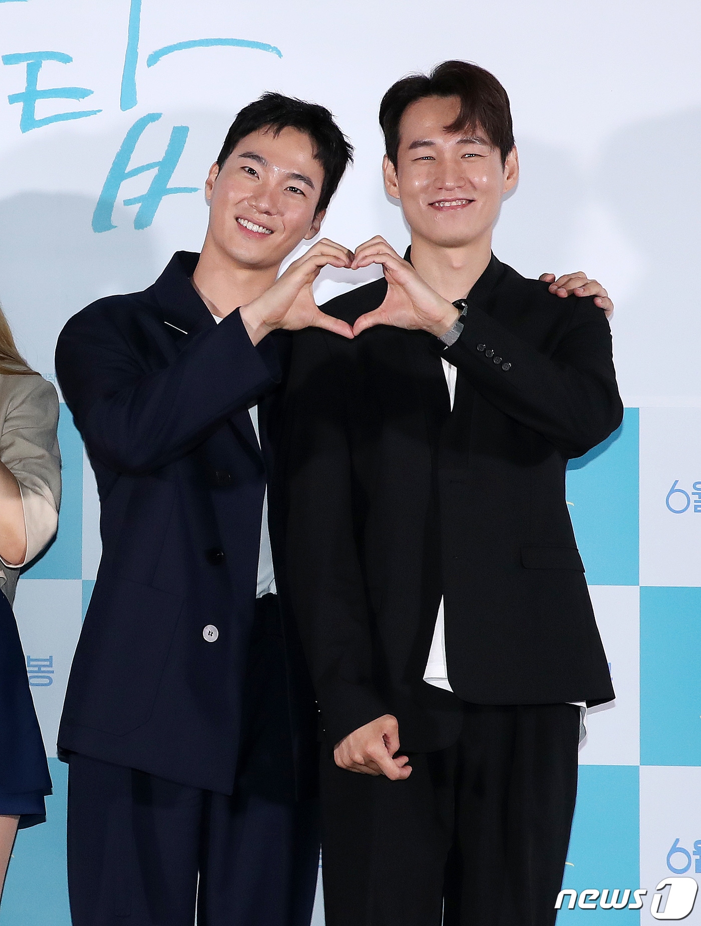 배우 이홍내와 강정우(오른쪽)가 7일 오후 서울 광진구 롯데시네마 건대입구에서 열린 영화 ‘메이드 인 루프탑’ 언론시사회 및 기자간담회에서 포즈를 취하고 있다. 영화 ‘메이드 인 루프탑’은 이별 1일차 하늘과 썸 1일차 봉식이 별다를 것 없지만 별난 각자의 방식대로 쿨하고 힙하게 밀당 연애를 시작하는 이야기를 그린 요즘 것들의 서머 로맨스 영화다. 2021.6.7/뉴스1 ⓒ News1 김진환 기자