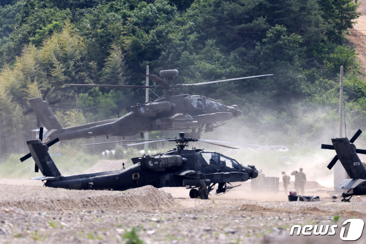 지난 8일 미육군 아파치 롱보 헬기가 사격 소음 측정을 위해 8일 오전 경북 포항시 남구 장기면 수성사격장에서 이륙하고 있다. 2021.6.8/뉴스1 ⓒ News1 최창호 기자