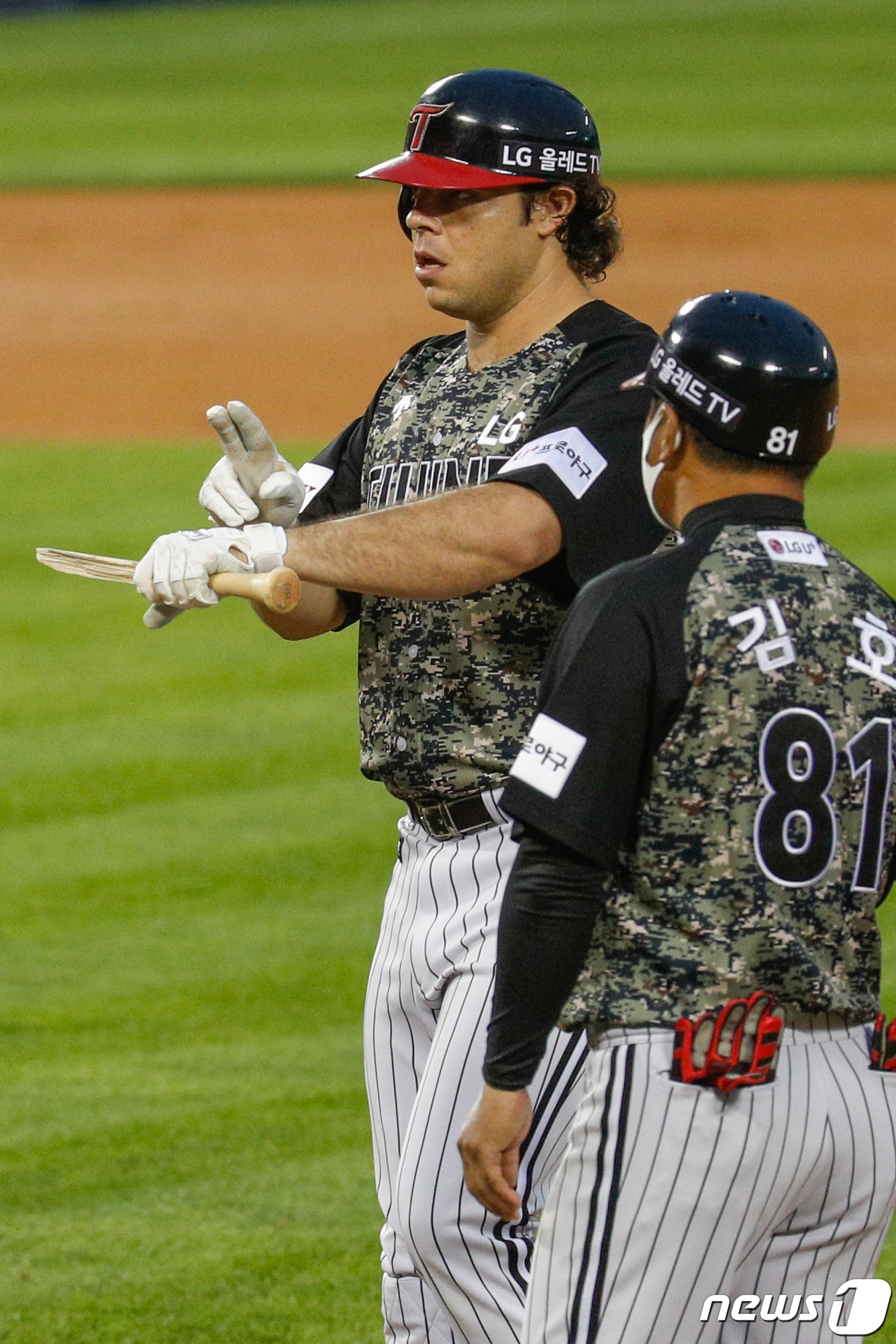 8일 오후 서울 송파구 잠실야구장에서 열린 '프로야구 2021 신한은행 SOL KBO리그' NC 다이노스와 LG 트윈스의 경기 4회말 1사 1루 상황 LG 라모스가 안타를 친 뒤 세레모니를 하고 있다. 2021.6.8/뉴스1 ⓒ News1 안은나 기자