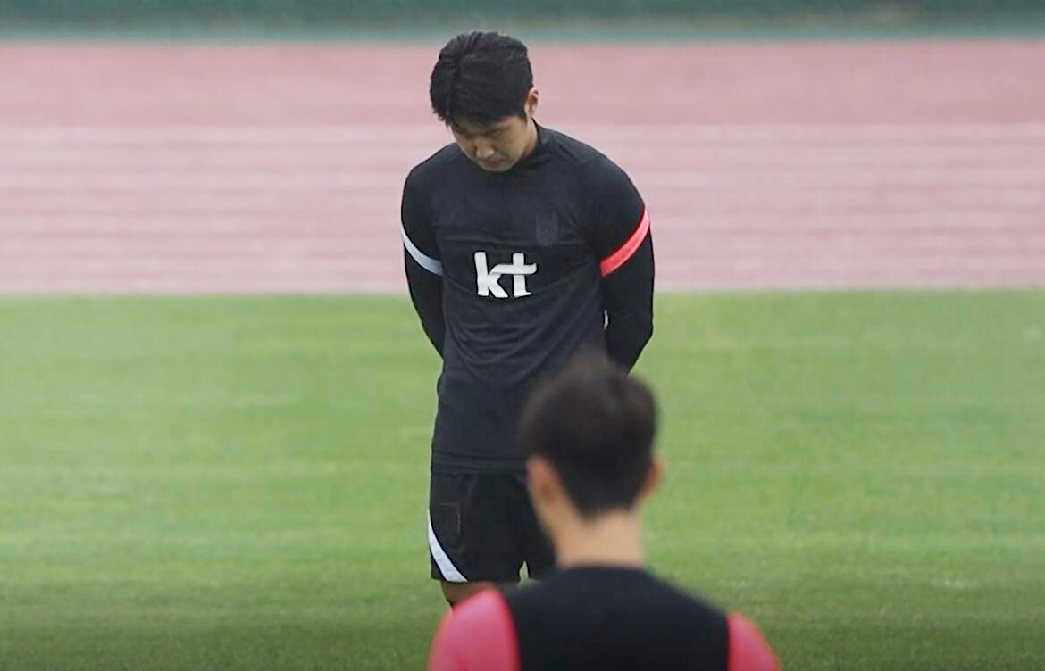 올림픽 축구대표팀 이강인이 8일 제주 서귀포 강창학구장에서 훈련에 앞서 고 유상철 감독을 추모하며 묵념을 하고 있다. (대한축구협회 제공) 2021.6.8/뉴스1 ⓒ News1 박지혜 기자
