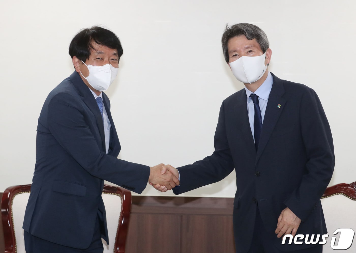 이인영 통일부 장관이 9일 오후 서울 종로구 정부서울청사 장관실에서 안영배 한국관광공사 사장과 만나 인사를 나누고 있다. 2021.6.9/뉴스1 ⓒ News1 송원영 기자