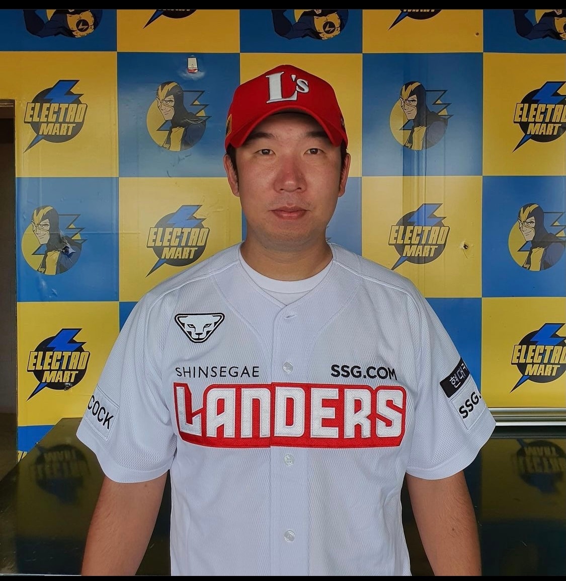 SSG 랜더스 유니폼을 입은 신재영(SSG 랜더스 SNS 캡처)ⓒ 뉴스1