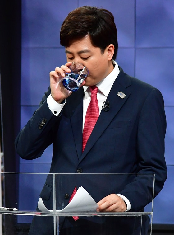국민의힘 당 대표 선거에 출마한 이준석 후보가 지난 9일 저녁 서울 여의도 KBS스튜디오에서 전당대회 전 마지막 TV토론회를 준비하며 물을 마시고 있다. ⓒ News1 