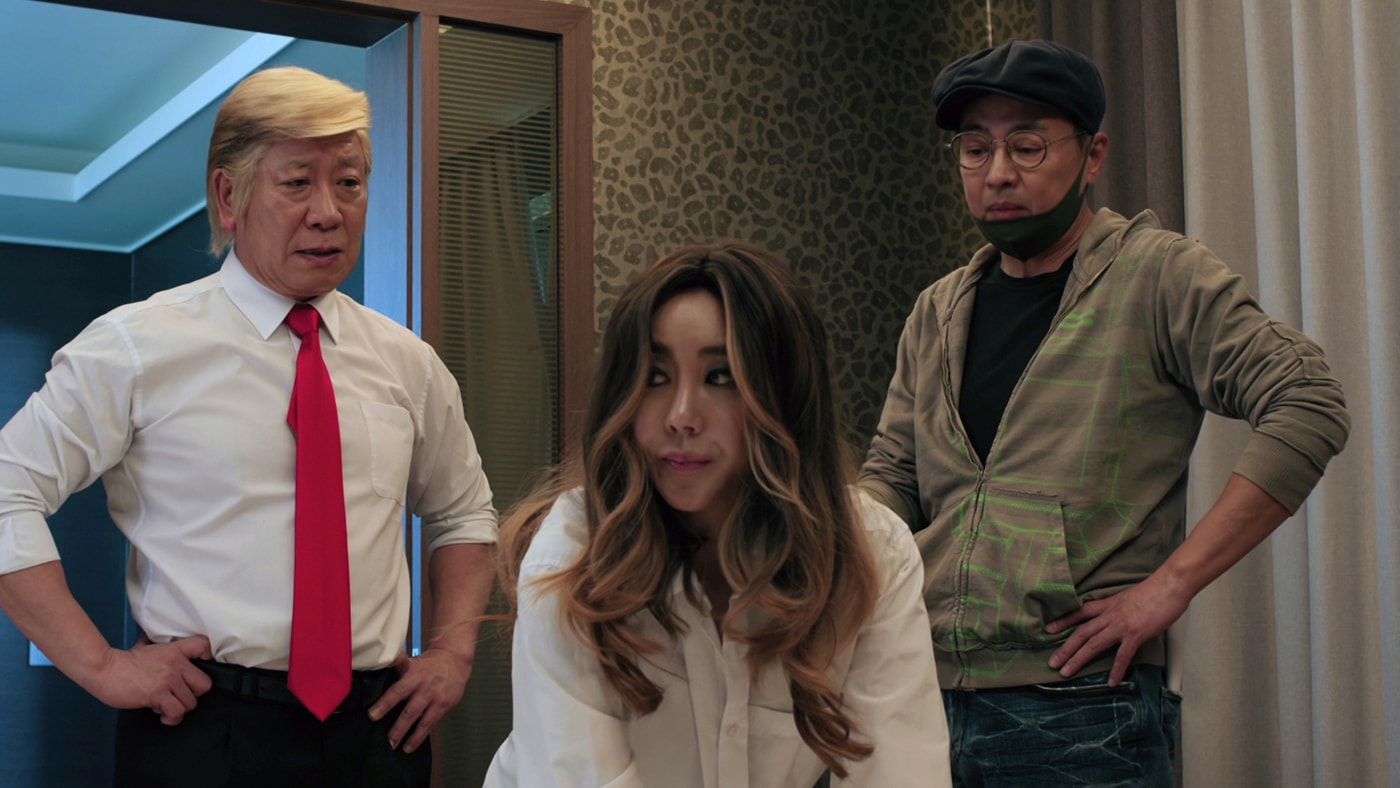 극 중 영화에서 트럼프 미국 전 대통령을 패러디한 캐릭터 트럼펫을 연기한 배우 김명국(왼쪽)ⓒ 뉴스1