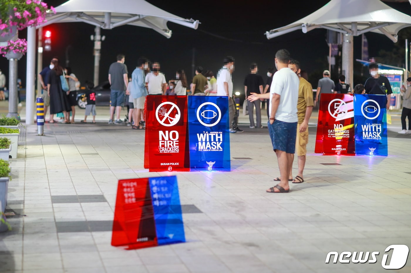 부산경찰청이 해운대해수욕장과 구남로 일대에 마스크착용(WITH MASK), 폭죽 사용금지(NO FIRE CRACKERS) 등 영어문구를 표기한 안내판을 설치했다.(부산경찰청 제공) 2021.7.1/뉴스1 ⓒ News1