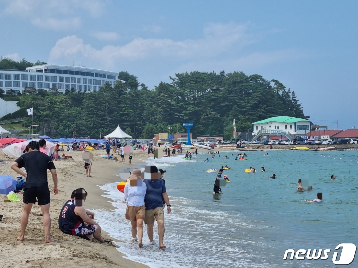 낙산해수욕장에서 물놀이 즐기는 피서객.(뉴스1 DB) ⓒ News1 윤왕근 기자