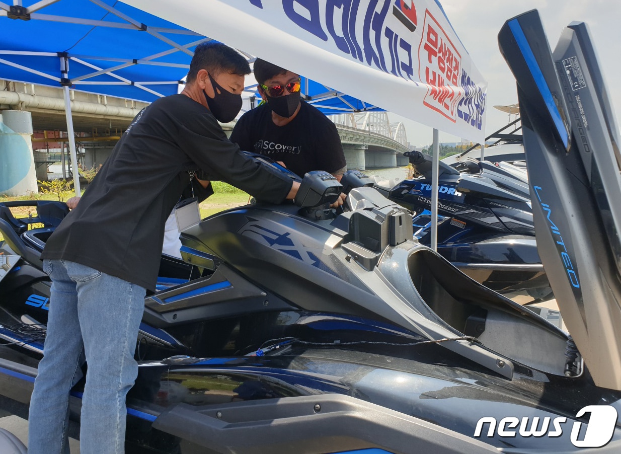 경북 포항 제트 모터스와 포항수상오토바이협회(회장 박장훈)는 11일 남구 형산강에서 회원들의 안전한 수상레저활동을 위해 무상 점검을 실시했다. 박장훈 대표는 "이번 점검은 불법개조로 발생할 수 있는 사고를 사전에 예방하고 안전운항을 위해 실시했다＂고 밝혔다. 2021.7.11/뉴스1 ⓒ News1 최창호 기자