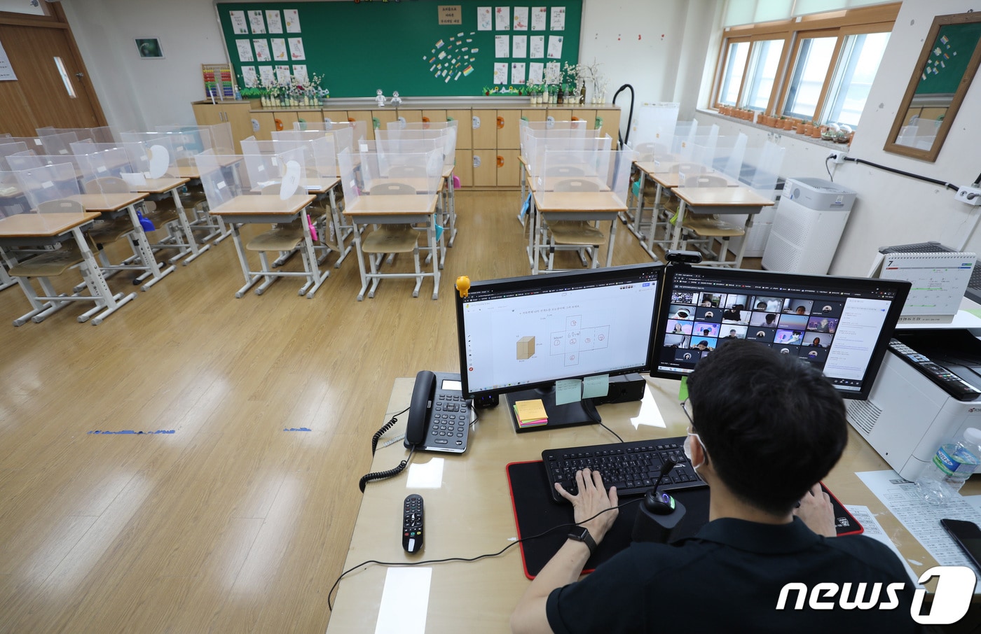 12일 경기 한 초등학교에서 교사가 온라인수업을 하고 있다. 2021.7.12/뉴스1 ⓒ News1 김영운 기자