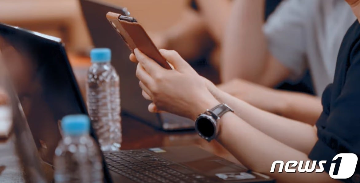 삼성전자가 유튜브 계정에 게재한 '굿락(Good Lock)'을 소개하는 영상에서 갤럭시Z폴드3와 갤럭시워치4로 추정되는 제품이 등장했다. 갤Z폴드3에 부착된 'S펜 거치 케이스'가 사전구매자 사은품으로 제공될 전망이다. ⓒ 뉴스1