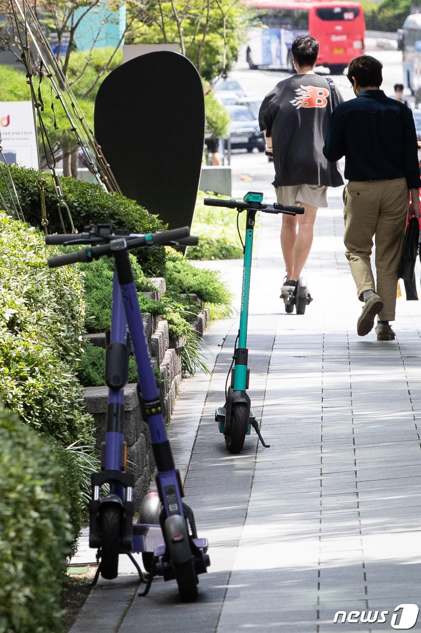 시내 보도에 주차돼 있는 전동킥보드. /뉴스1 ⓒ News1 유승관 기자