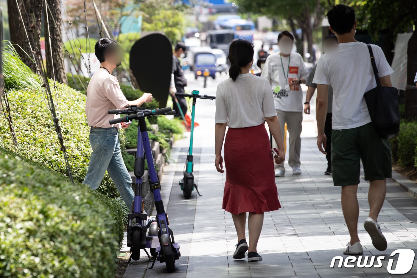 14일 서울시내 보도에 전동킥보드가 주차돼 있다. 2021.7.14/뉴스1 ⓒ News1 유승관 기자