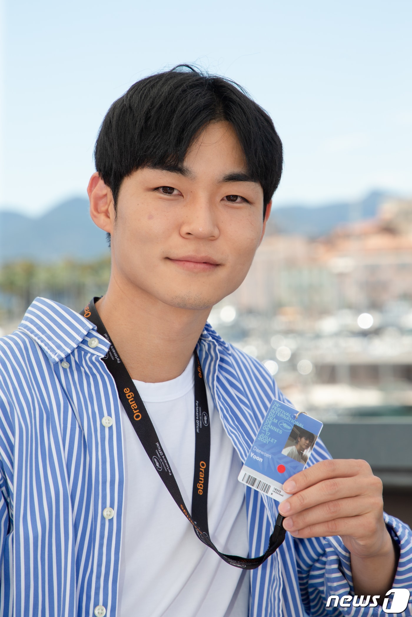 14일(현지시간) 칸 국제영화제가 열리고 있는 프랑스 남부 휴양도시 칸 팔레 데 페스티발에서 시네파운데이션 부문 선정작 ‘매미’의 윤대원 감독이 포즈를 취하고 있다. 2021.07.14/뉴스1 ⓒ News1 이준성 프리랜서기자