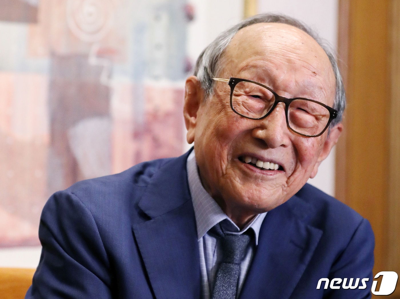 2021년 7월 16일 서울 서대문구 홍은동 스위스 그랜드 호텔에서 뉴스1과 인터뷰를 갖고 있는 김형석 연세대 명예교수. 1년이 지난 지금도 여전히 정정하다. ⓒ News1 김진환 기자