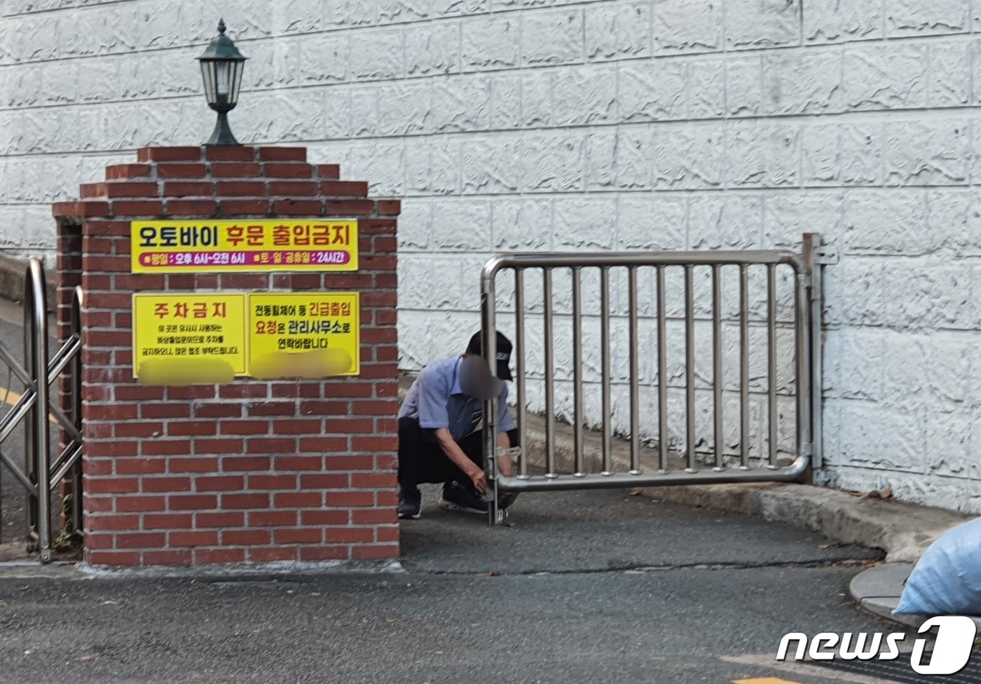 15일 부산 사하구 한 아파트 경비원이 출입문을 닫고 있다.2021.7.15/ⓒ 뉴스1 노경민 기자