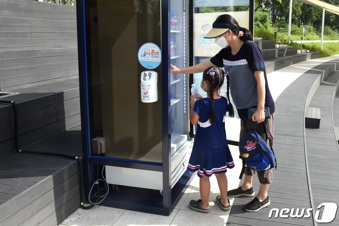 힐링냉장고 이용 모습(노원구제공)ⓒ 뉴스1