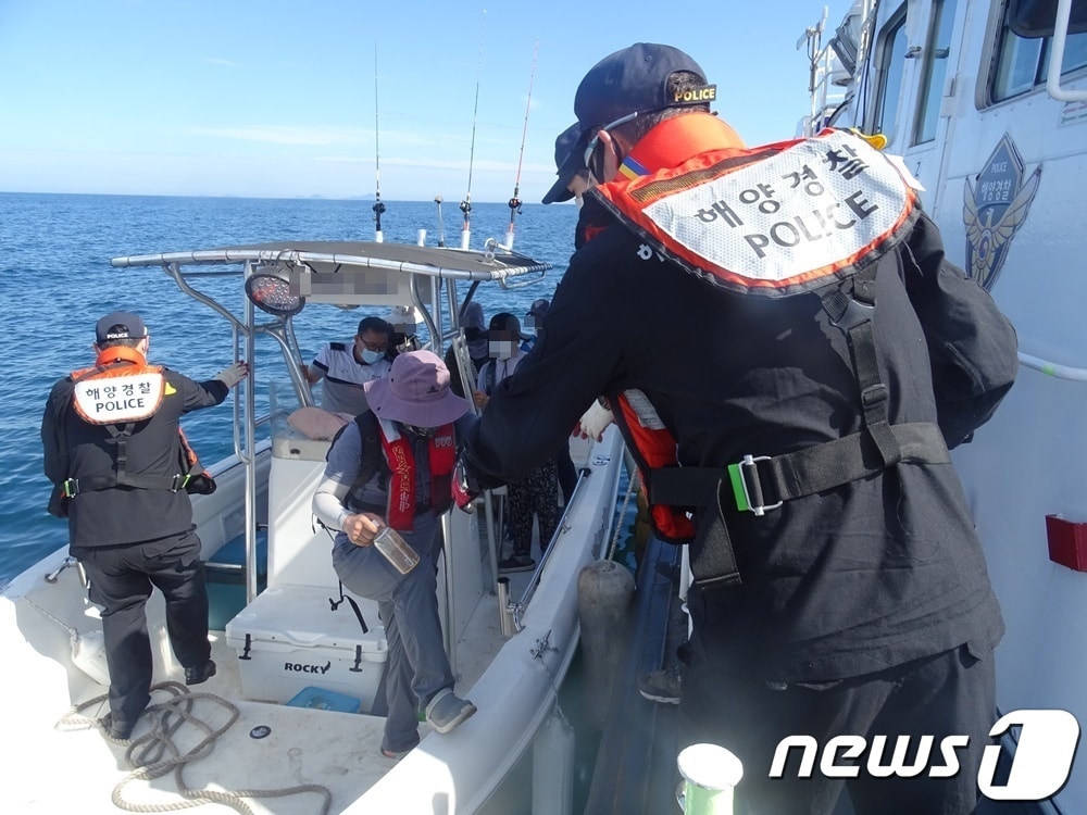군산해경이 레저보트 이용객 6명을 해경함정에 옮겨 싣고 있다.ⓒ 뉴스1