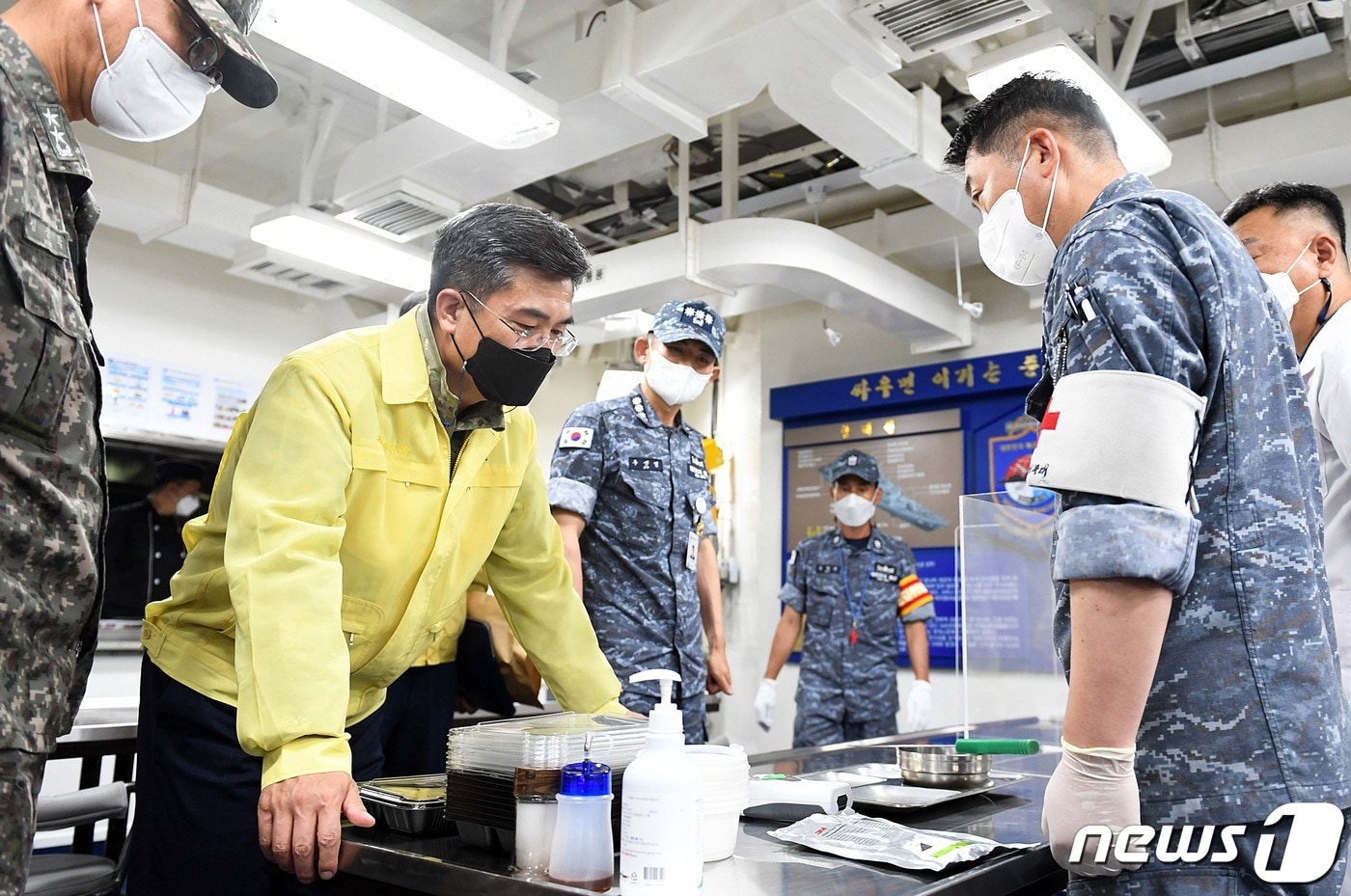 서욱 국방부 장관이 19일 해군 1함대 양만춘함에서 함정 내 방역태세를 점검하고 있다. (국방부 제공) 2021.7.19/뉴스1