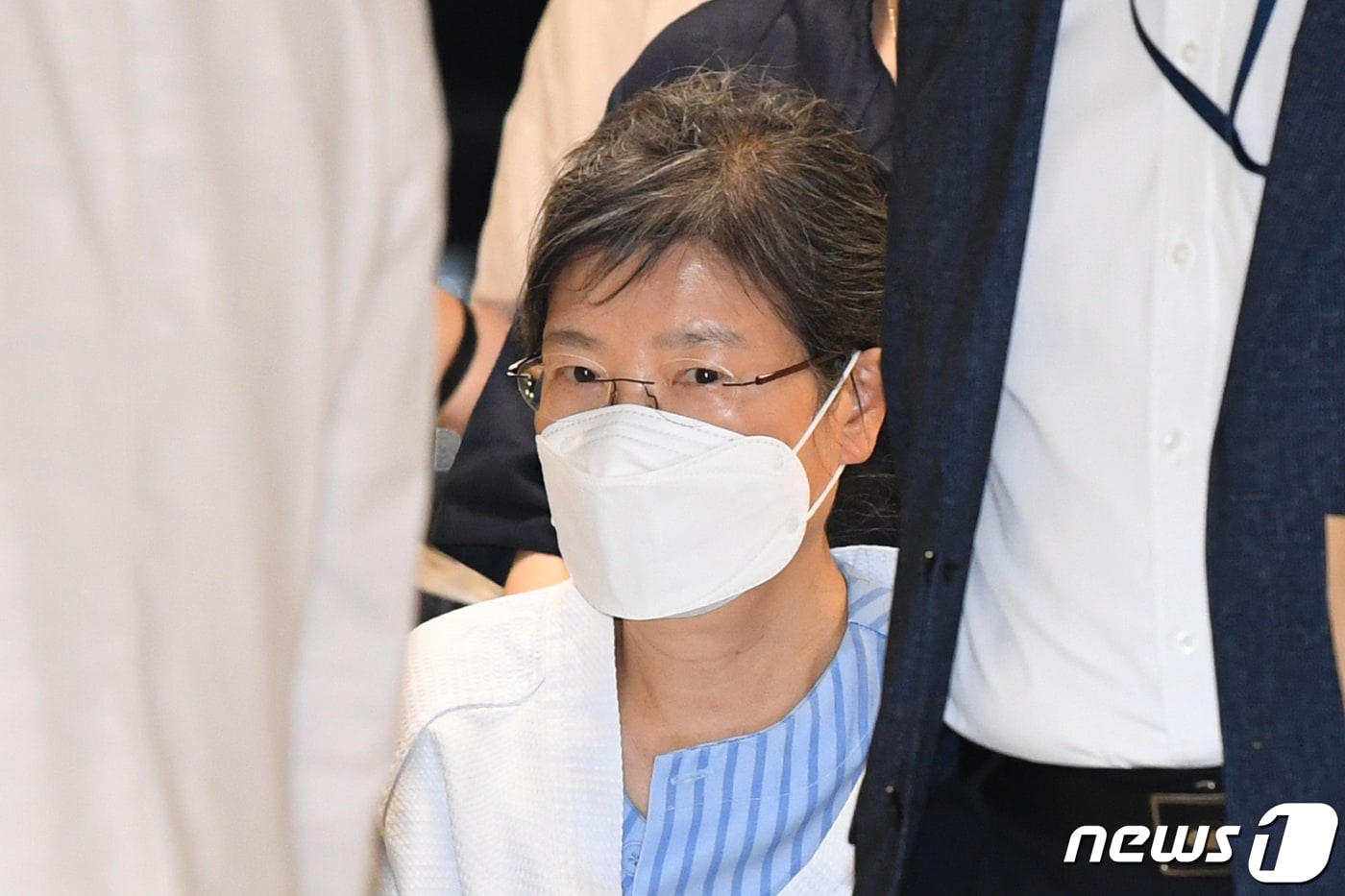 최근 건강 악화를 호소해온 박근혜 전 대통령이 입원을 위해 7월20일 오후 서울 서초구 서울성모병원에 도착하고 있다. 2021.7.20/뉴스1 ⓒ News1 성동훈 기자