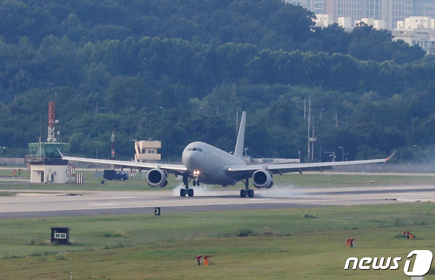 경기 성남시 소재 서울공항의 9월 내 ‘비행안전구역 변경 고시’ 기대감이 높아지고 있다. 사진은 지난 2021년 7월 20일 청해부대 제34진 장병들을 태운 공군 다목적 공중급유수송기 KC-330 '시그너스'가 서울공항에 착륙하고 있는 모습. 2021.7.20/뉴스1 ⓒ News1 김영운 기자