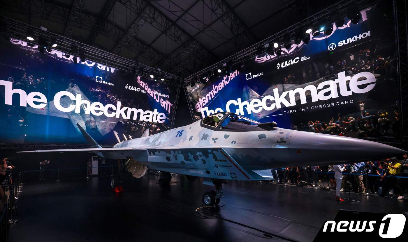 20일(현지시간) 모스크바 외곽 주코브스키에서 열린 에어쇼 '막스-2021 국제항공우주살롱'서 신형 5세대 수호이 전투기 '체크메이트' 시제기가 선을 보이고 있다. ⓒ AFP=뉴스1 ⓒ News1 우동명 기자