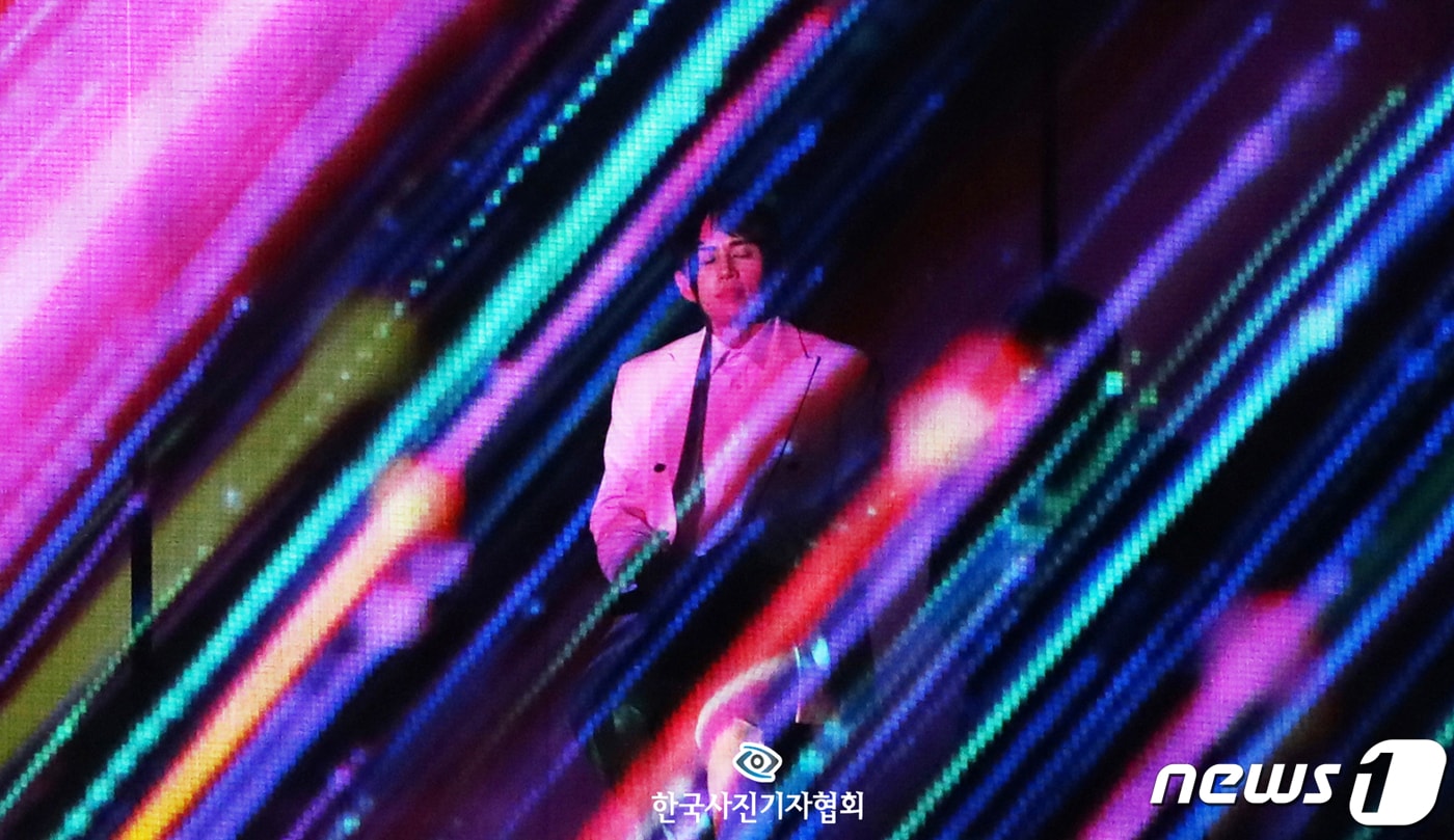 <이달의보도사진상 - 우수상> 마술사 이준형이 23일 오후 서울 종로구 정부서울청사 별관에서 열린 제4회 전자정부의 날 기념식에서 전자정부를 소개하는 홀로그램 스토리매직쇼를 하고 있다. <송원영기자/ 뉴스1/ 한국사진기자협회 - 무단전재 재배포금지>