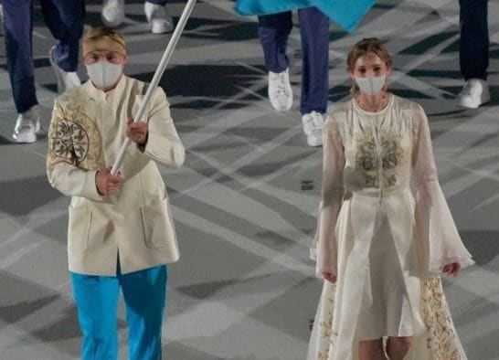 도쿄올림픽 개회식 카자흐스탄 기수로 등장한 올가 리파코바(오른쪽). (소셜네트워크서비스 갈무리) ⓒ 뉴스1