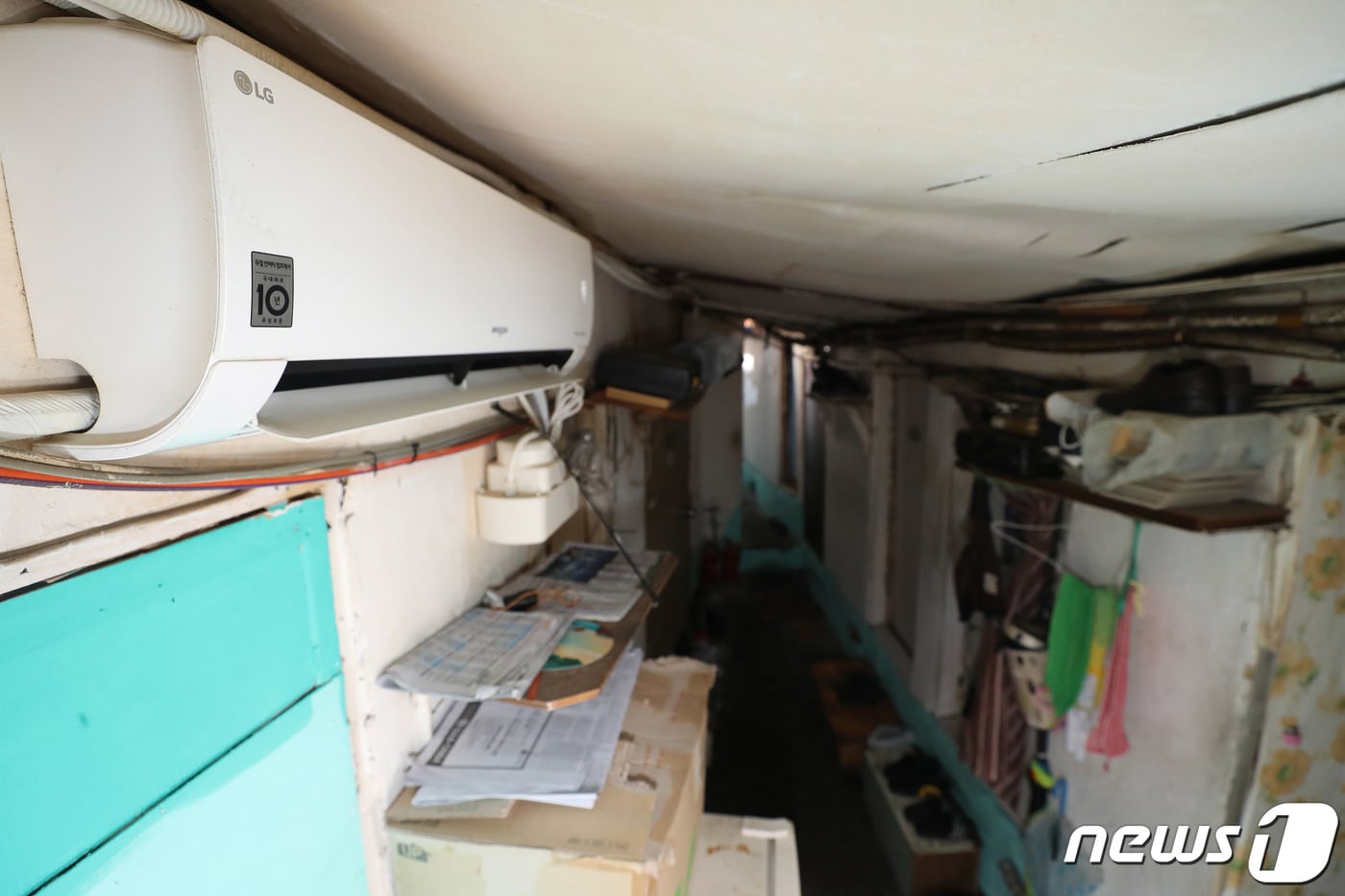 전국에 폭염주의보가 발효 된 25일 서울 중구 중림동의 한 쪽방촌에 중구에서 설치한 에어컨이 설치돼 있다. 중구 사회복지과는 작년부터 쪽방촌에 에어컨을 설치하는 사업을 진행하고 있다고 밝혔다. 2021.7.25/뉴스1 ⓒ News1 박세연 기자