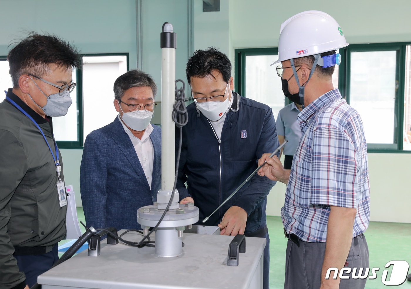 고영권 제주도정무부지사(오른쪽 두번째)가 26일 서귀포시 대정하수처리장을 방문, 관계 공무원으로부터 설명을 듣고 있다.(제주도 제공)ⓒ 뉴스1