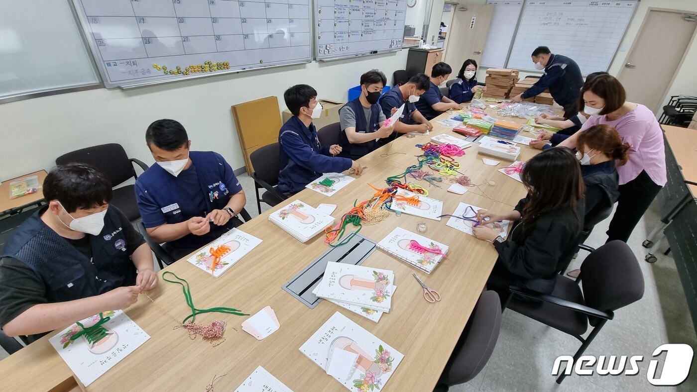 지난달 23일 금속노조 충남지부 현대제철지회 회원들이 당진제철소 내 지회 회의실에서 지역 요양원 어르신들을 위한 치매예방 기억상자 제작 활동을 펼치고 있다.ⓒ 뉴스1