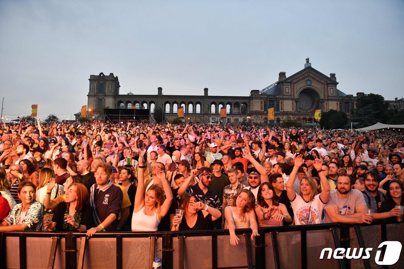 영국 런던 소재 알렉산드라궁 정원에서 모인 수많은 사람들이 마스크를 착용하지 않은 채 축제를 즐기고 있다. 2021.07.24 ⓒ AFP=뉴스1