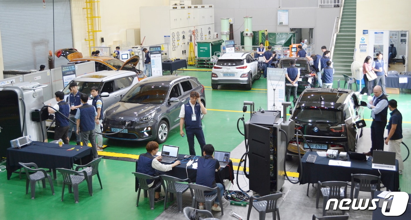 KERI연구원과 국내외 전기차 관련 업체들이 급속충전 시 발생하는 오류를 점검하고 있다. ⓒ 뉴스1