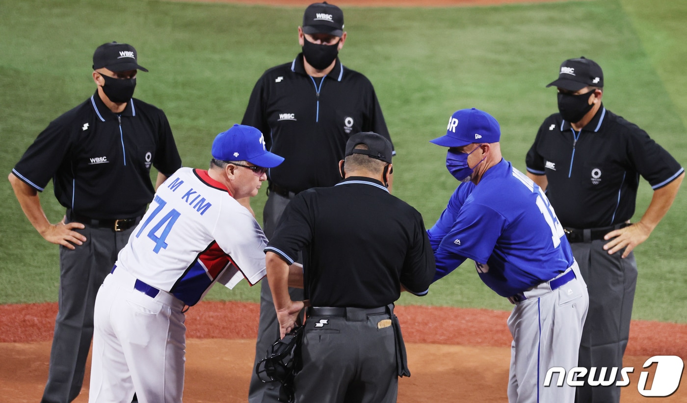 이스라엘 야구대표팀의 에릭 홀츠 감독(오른쪽). 2021.7.29/뉴스1 ⓒ News1 이재명 기자