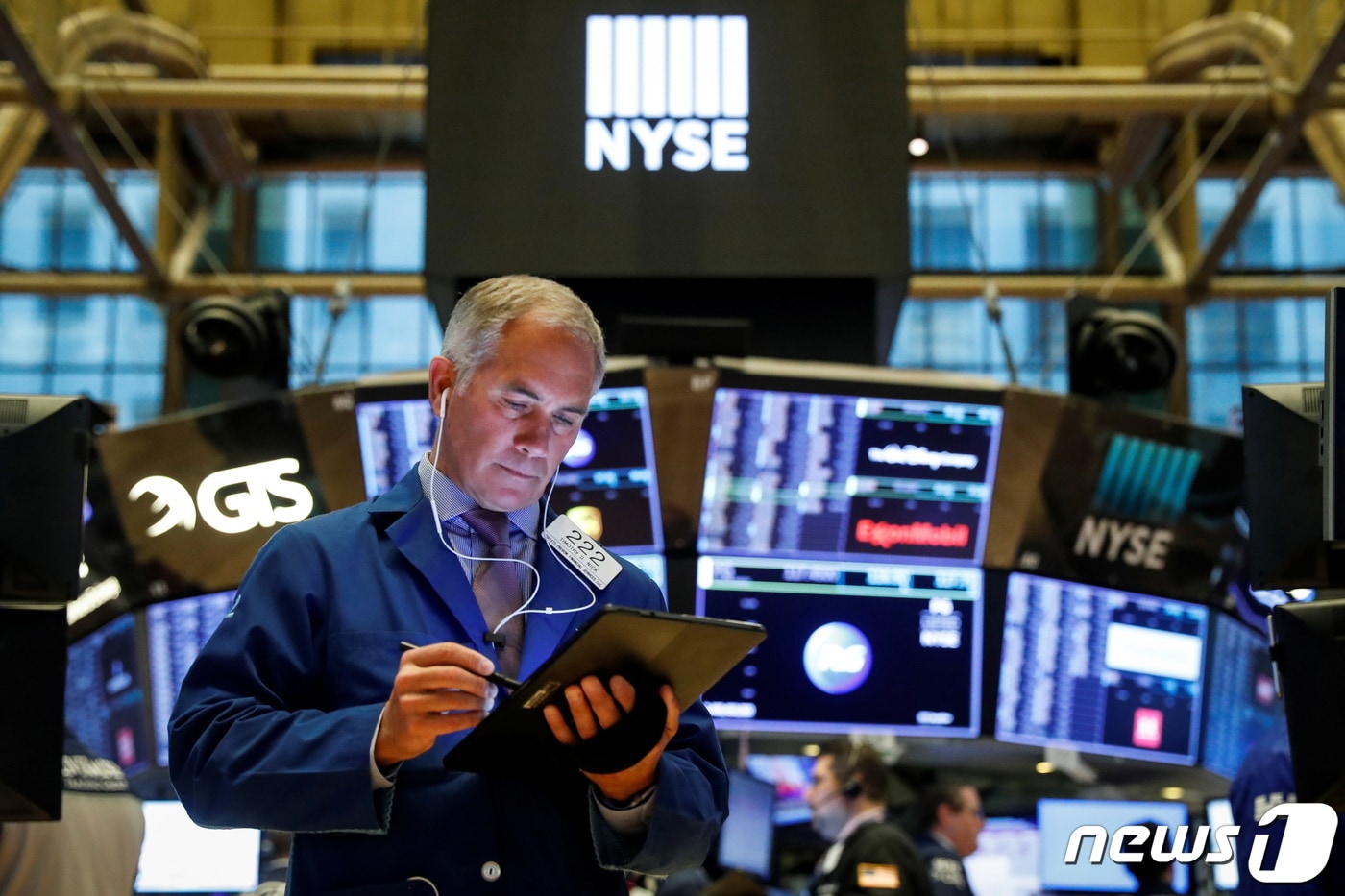 뉴욕증권거래소 내부 객장의 트레이더 ⓒ 로이터=뉴스1
