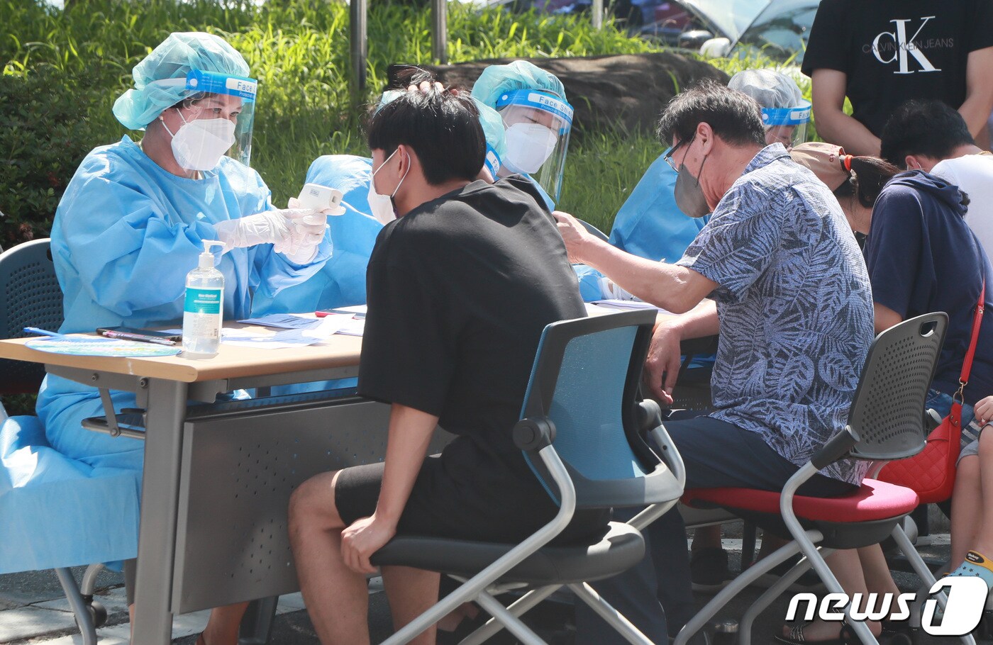 함양군은 거리두기 4단계 격상에 따라 함양읍행정복지센터에 30일 오후부터 임시 선별진료소를 마련해 함양읍 주민들을 우선적으로 진단검사에 들어갔다(함양군 제공) ⓒ 뉴스1