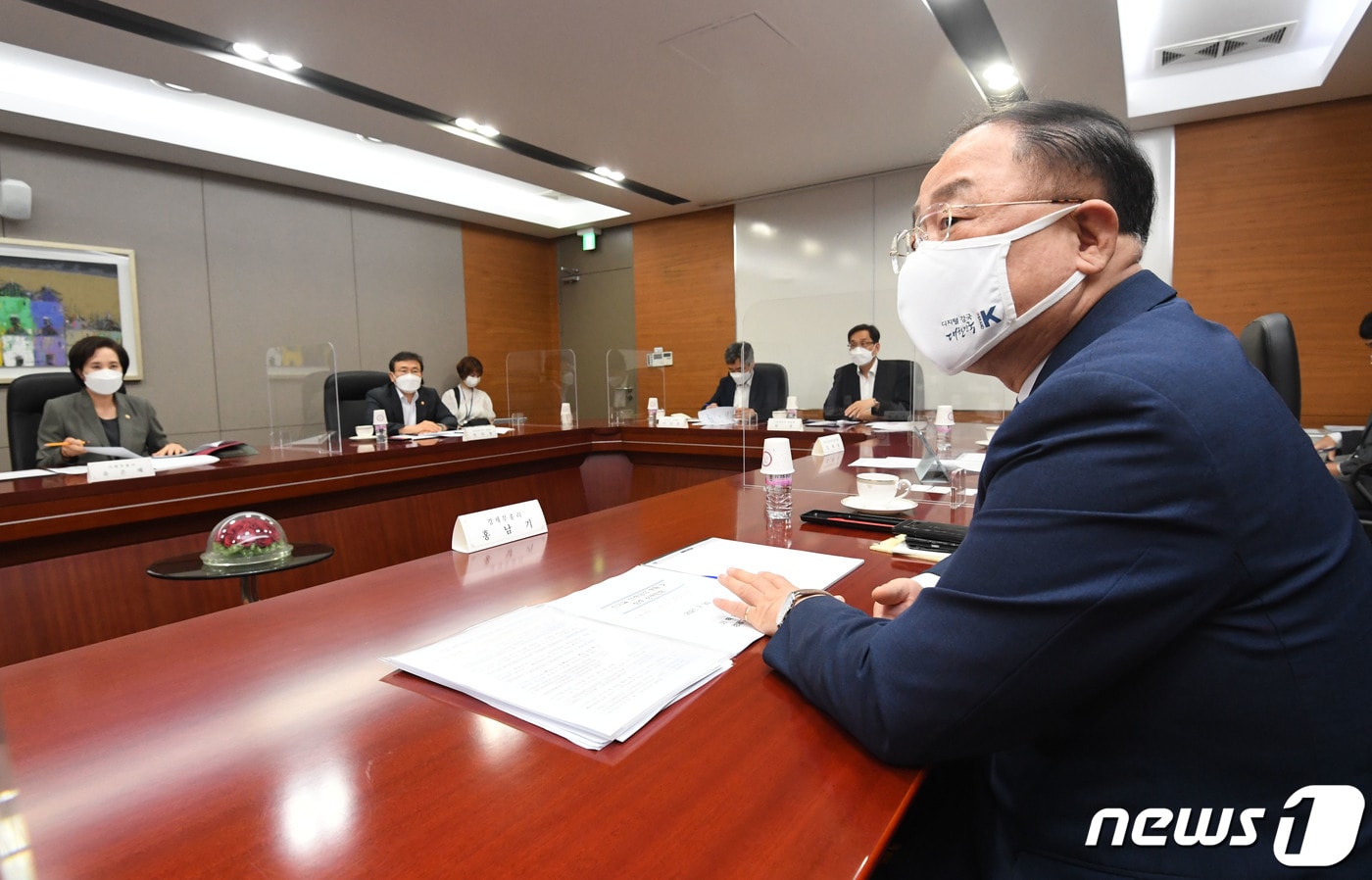 홍남기 경제부총리 겸 기획재정부 장관이 30일 오후 서울 종로구 한국금융연수원에서 열린 '인력양성 관계장관 집중토론회'에서 모두발언을 하고 있다. (기획재정부 제공) 2021.7.30/뉴스1