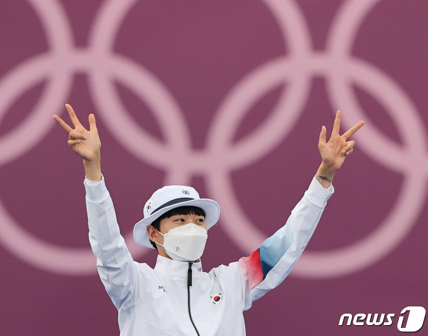 양궁 안산이 30일 일본 도쿄 유메노시마 공원 양궁장에서 열린 '2020 도쿄올림픽' 여자 개인전 시상식에서 손가락으로 '3관왕'을 표시하고 있다. 2021.7.30/뉴스1 ⓒ News1 송원영 기자