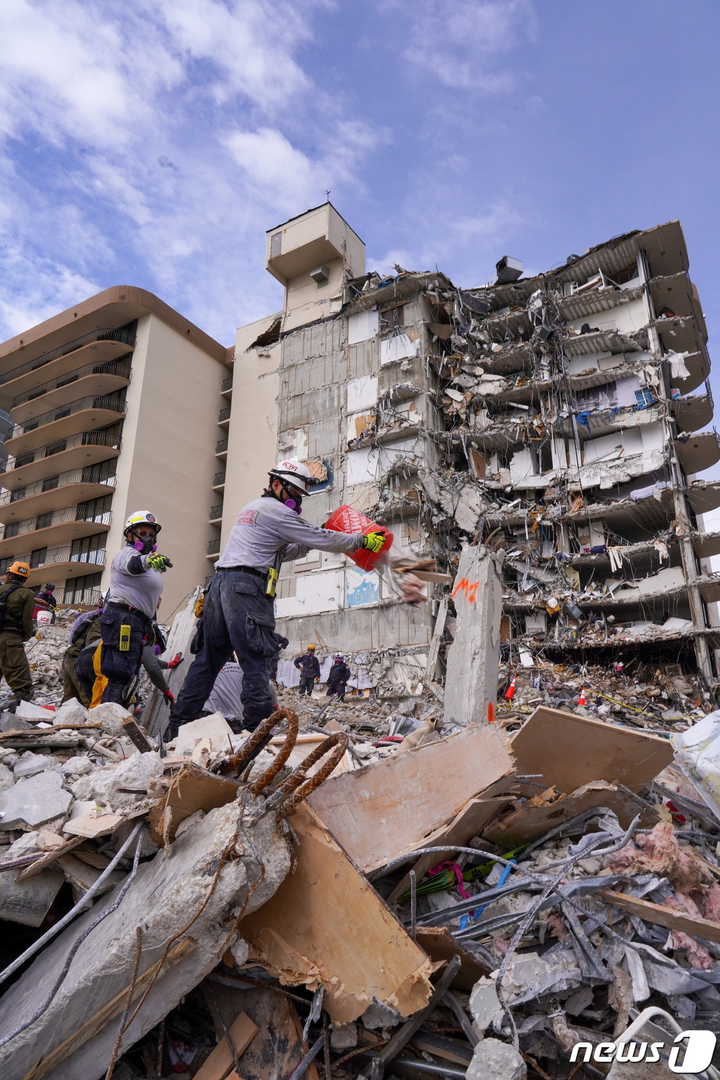 플로리다 마이애미 서프사이드시 아파트 붕괴 현장 ⓒ 로이터=뉴스1 ⓒ News1 정윤영 기자