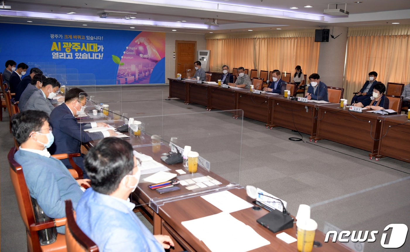 김종효 광주시 행정부시장이 2일 오후 시청 중회의실에서 열린 제1차 대학기획처장협의회 회의에 참석해 대학별 특성화 전략과 건의사항을 청취하고 있다.(광주시 제공)2021.7.4/뉴스1 ⓒ News1