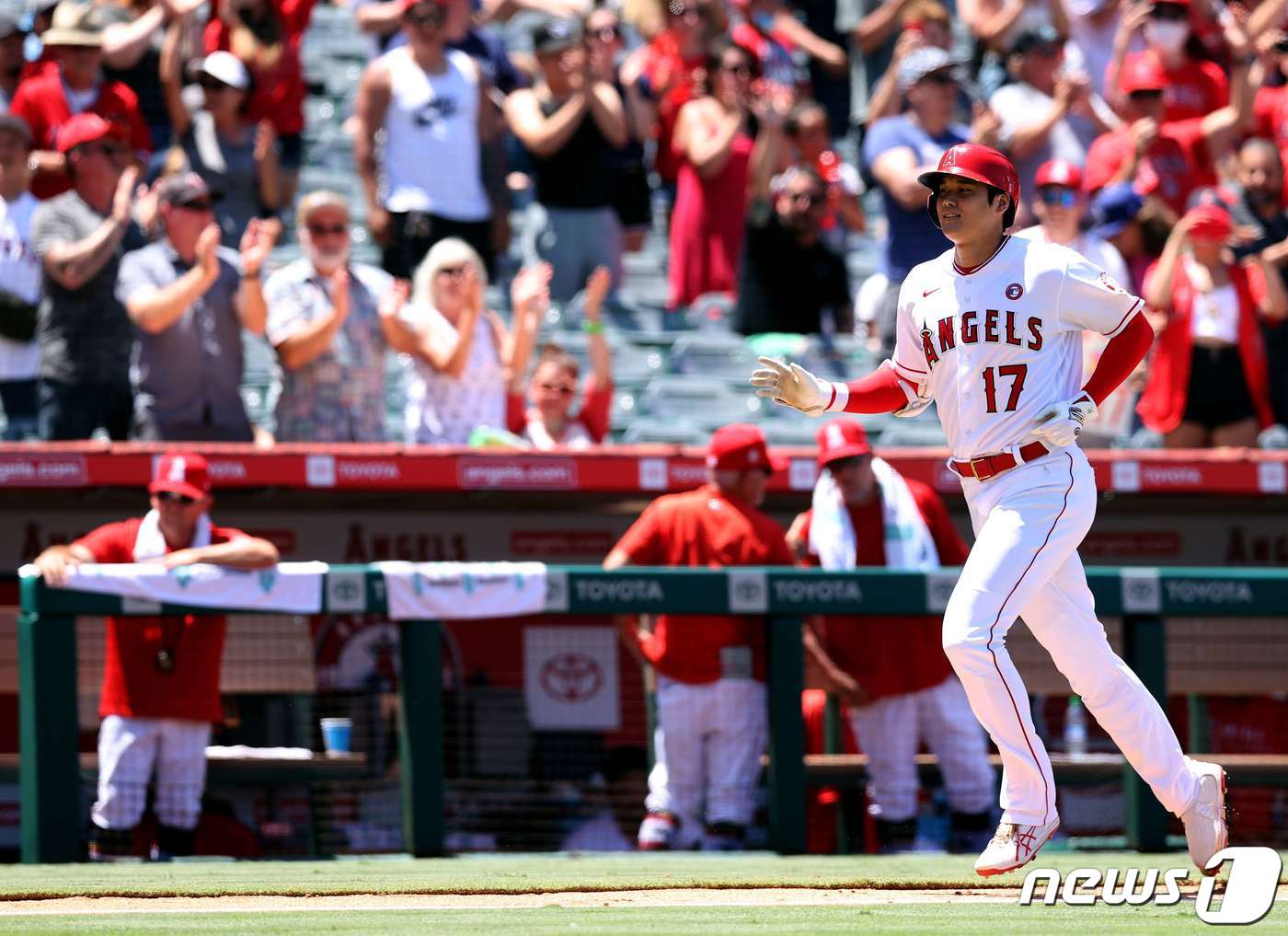 오타니 쇼헤이가 홈런을 치고 그라운드를 돌고 있다. ⓒ AFP=뉴스1 ⓒ News1 조재현 기자