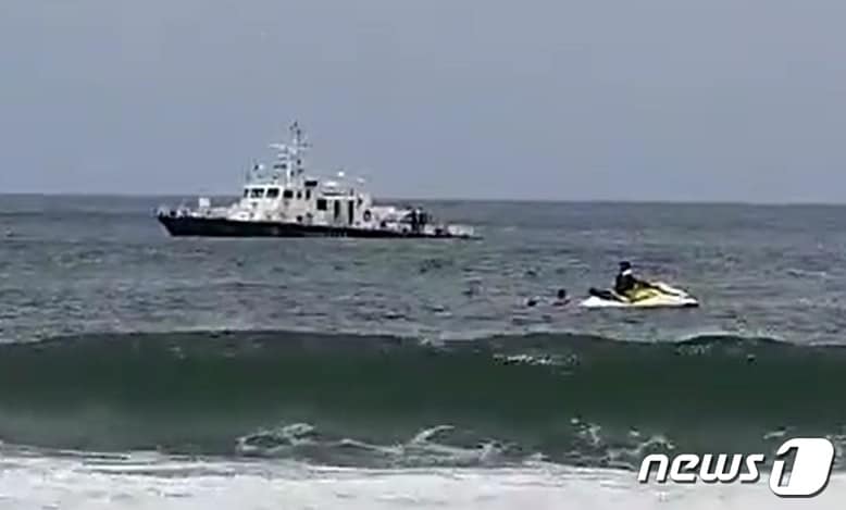 5일 오후 2시 14분쯤 강원 양양군 송전해수욕장 앞 150m 해상에서 진행된 익수자 구조장면. (속초해양경찰서 제공.) 2021.7.5/뉴스1